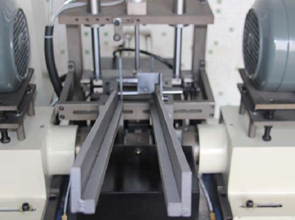 automatic chamfering machine