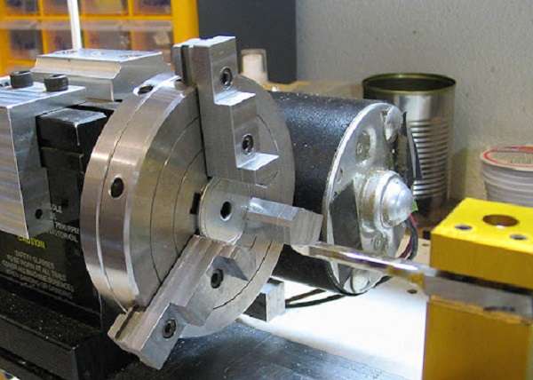 3-jaw-chuck-VS-4-jaw-chuck
