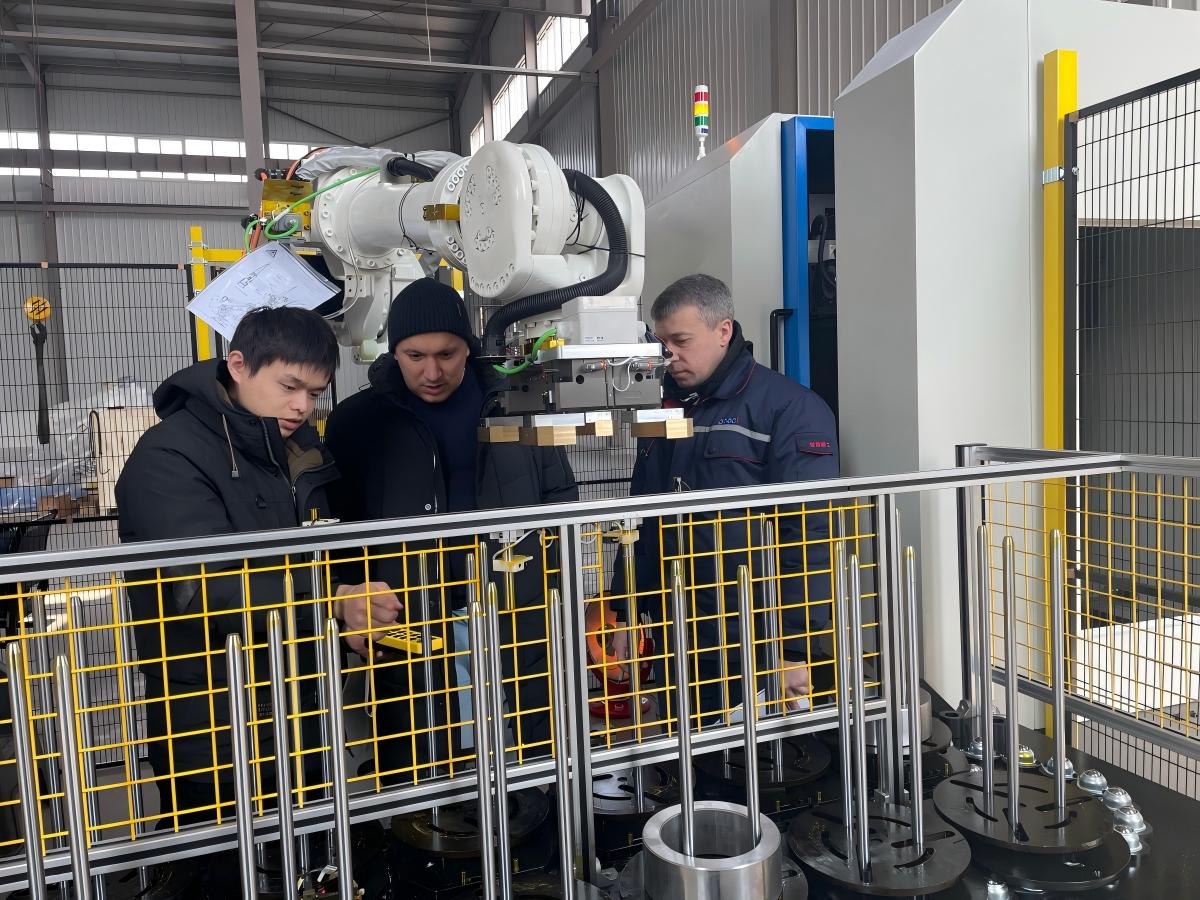 Automatic Vs. Manual Pipe Grinding: When Should Your Factory Eliminate Hand Tools? Integration of a high-precision industrial robotic arm into a smart manufacturing facility for automated gear processing.