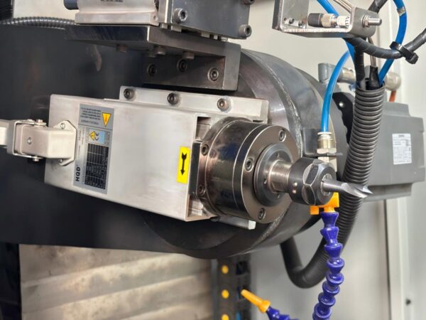 Gear Chamfering Process Guide: Pre Vs. Post Heat Treatment Analysis Detailed view of the high-precision spindle and chamfering tool on YK9256 gear machine